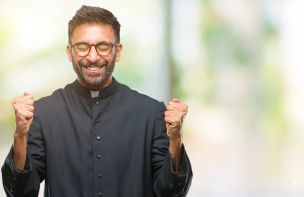 Erwachsener Hispanischer Katholischer Priester Mit Isoliertem Hintergrund Der Sich Über — Stockfoto