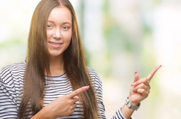 笑顔で側に つの手と指で指しているカメラを見て孤立の背景に若い白人美女 — ストック写真