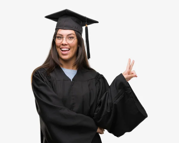 Jovem Hispânica Vestindo Boné Graduado Uniforme Sorrindo Com Rosto Feliz — Fotografia de Stock