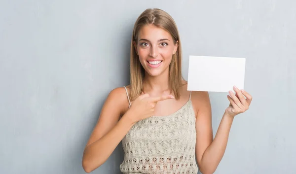 Schöne Junge Frau Über Grunge Grauer Wand Mit Leerer Karte — Stockfoto