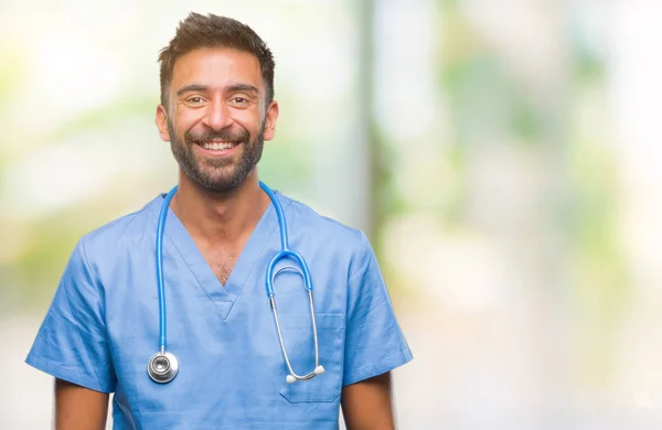 Médico Hispano Adulto Cirujano Sobre Fondo Aislado Con Una Sonrisa —  Fotos de Stock