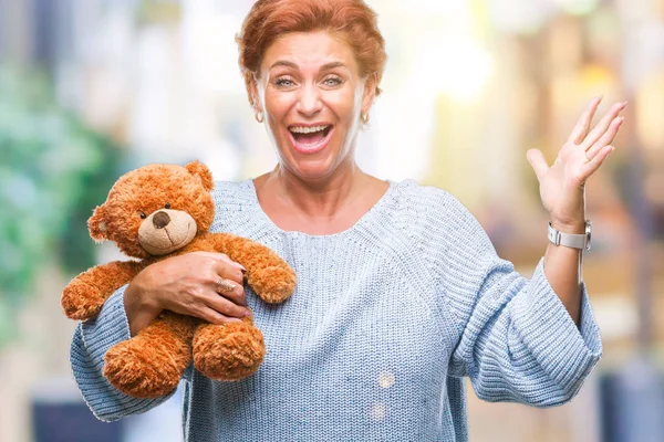 Vedoucí Kavkazský Žena Držící Medvídek Nad Izolované Pozadí Velmi Šťastný — Stock fotografie