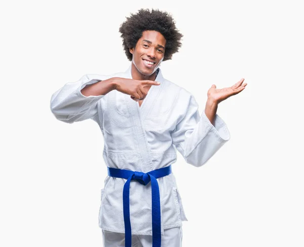 Hombre Afroamericano Usando Kimono Karate Sobre Fondo Aislado Asombrado Sonriendo —  Fotos de Stock