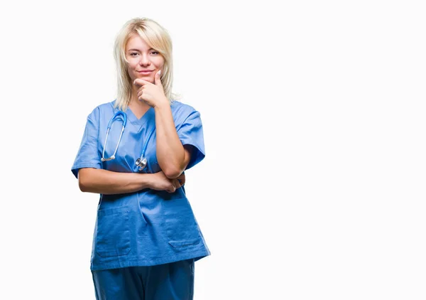 Jonge Mooie Blonde Dokter Vrouw Medische Uniform Dragen Geïsoleerde Achtergrond — Stockfoto