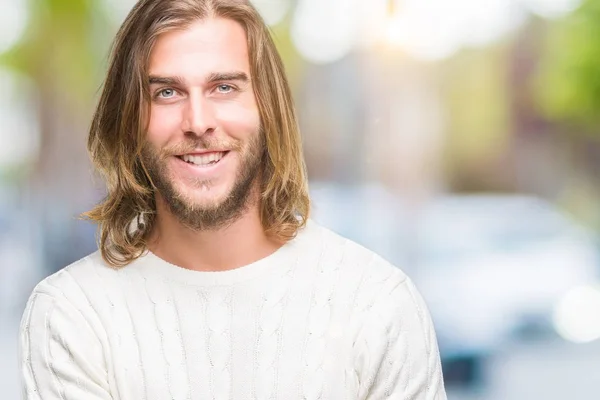 Ein Junger Gutaussehender Mann Mit Langen Haaren Trägt Einen Winterpullover — Stockfoto