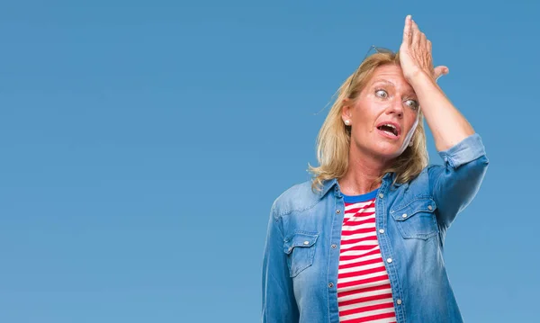 Medelålders Blond Kvinna Över Isolerade Bakgrund Förvånad Med Handen Huvudet — Stockfoto