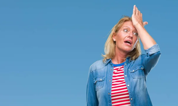 Blonde Vrouw Van Middelbare Leeftijd Geïsoleerde Achtergrond Verrast Met Hand — Stockfoto