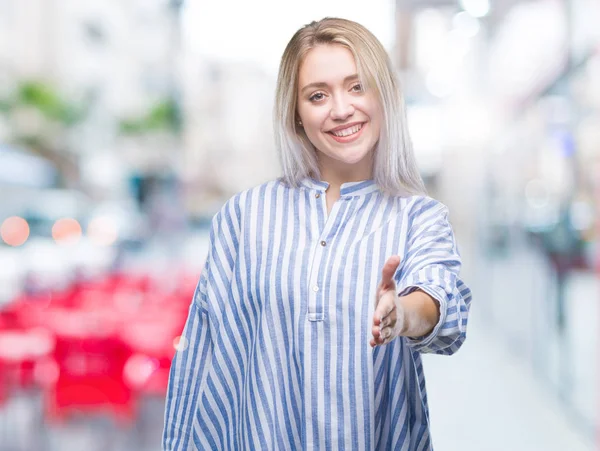 Jonge Blonde Vrouw Geïsoleerde Achtergrond Lachende Vriendelijke Aanbod Als Begroeting — Stockfoto