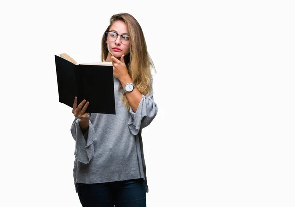 Ung Vacker Blond Kvinna Läser Bok Över Isolerade Bakgrund Allvarligt — Stockfoto