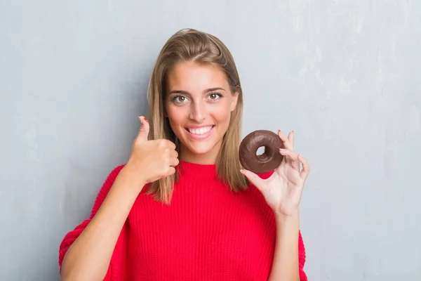 Schöne Junge Frau Über Grunge Grey Wall Eating Chocolate Donut — Stockfoto