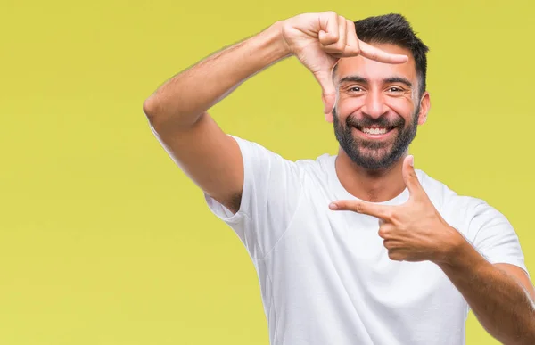 Volwassen Spaanse Man Geïsoleerde Achtergrond Glimlachend Maken Frame Met Handen — Stockfoto