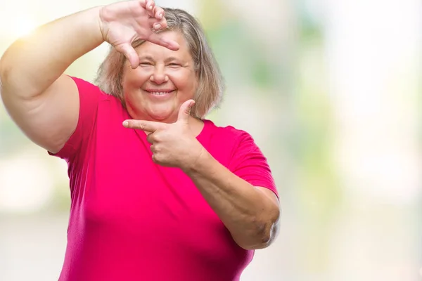 Senior Grootte Kaukasische Vrouw Geïsoleerde Achtergrond Glimlachend Maken Frame Met — Stockfoto