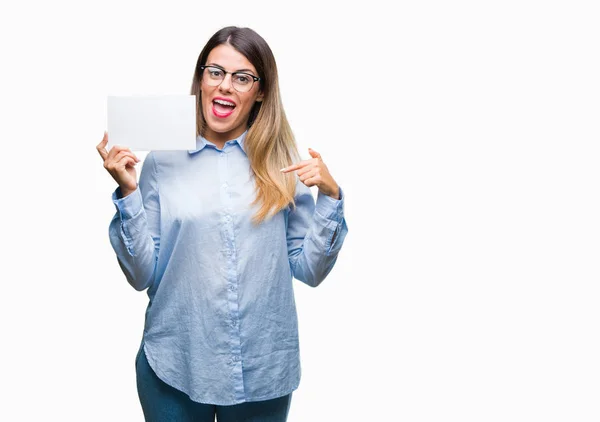 Jovem Mulher Negócios Bonita Segurando Cartão Branco Sobre Fundo Isolado — Fotografia de Stock