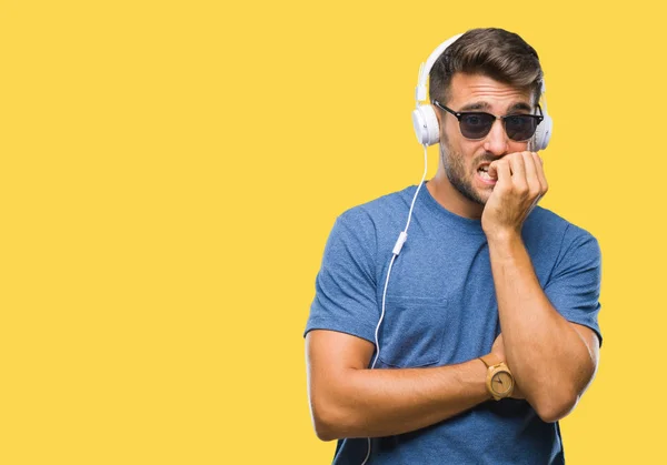 Homem Bonito Jovem Usando Fones Ouvido Ouvindo Música Sobre Fundo — Fotografia de Stock