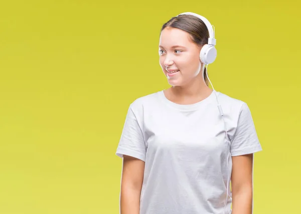 Mujer Caucásica Joven Escuchando Música Con Auriculares Sobre Fondo Aislado —  Fotos de Stock