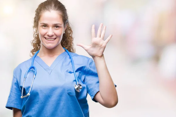 Junge Brünette Ärztin Trägt Krankenschwester Oder Chirurg Uniform Über Isoliertem — Stockfoto