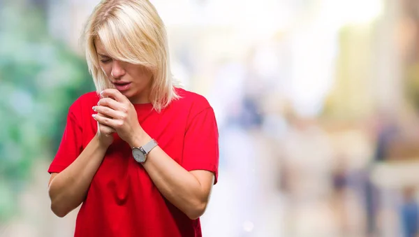 若い美しい金髪女性は体調不良や風邪や気管支炎の症状として咳を感じて孤立の背景に赤い シャツを着てします ヘルスケアの概念 — ストック写真