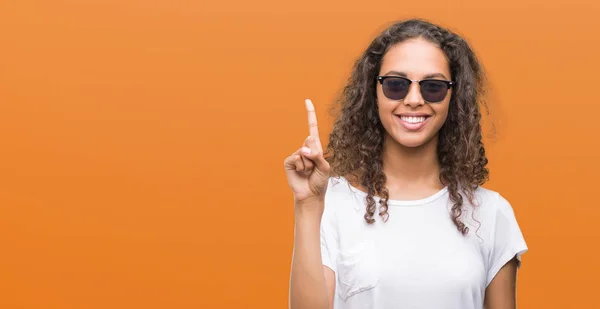 Mujer Hispana Joven Con Gafas Sol Mostrando Señalando Con Dedo — Foto de Stock