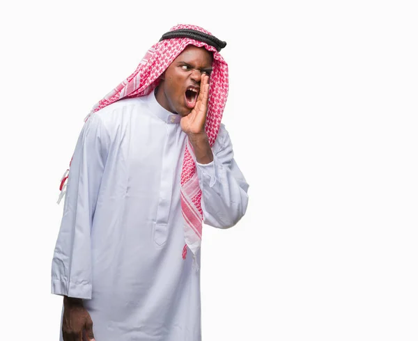 Unga Arabiska Afrikanska Mannen Bär Traditionella Huvudbonaden Över Isolerade Bakgrunden — Stockfoto