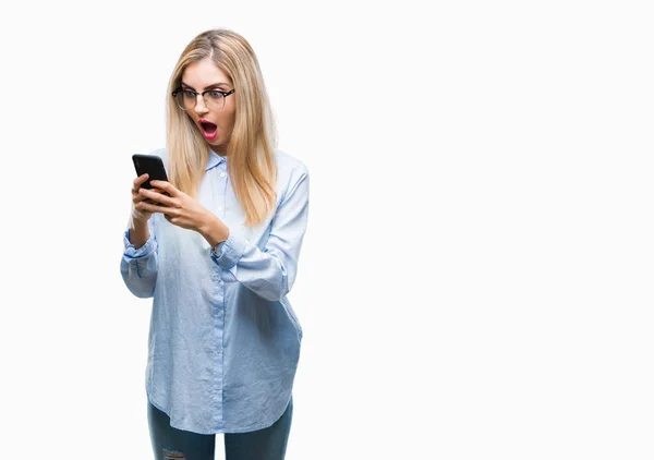 Jonge Mooie Blonde Zakenvrouw Met Smartphone Geïsoleerde Achtergrond Bang Schok — Stockfoto