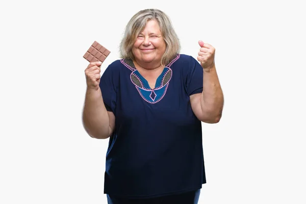 Senior Velikost Kavkazský Žena Jíst Čokoládu Nad Samostatný Pozadí Křičí — Stock fotografie