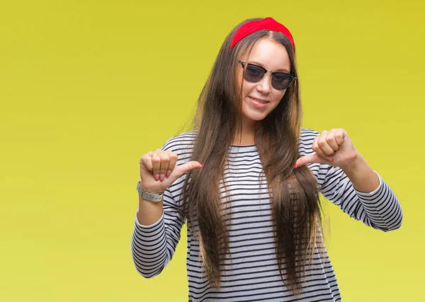 Young Beautiful Caucasian Woman Wearing Sunglasses Isolated Background Looking Confident — Stock Photo, Image