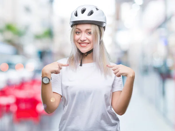 Unga Blonda Kvinnan Bär Cyklist Säkerhet Hjälm Över Isolerade Bakgrund — Stockfoto