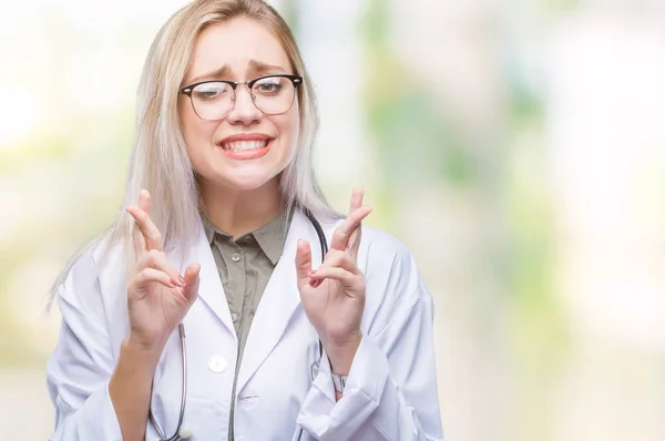 Genç Sarışın Doktor Kadın Geçiş Parmakları Umut Gözler Gülümseyen Izole — Stok fotoğraf