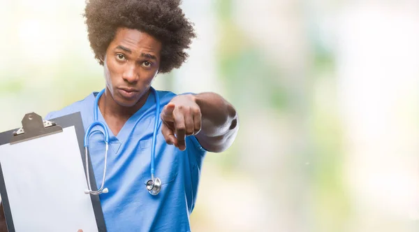 Afro Amerykański Chirurg Lekarz Przytrzymanie Schowka Człowiek Białym Tle Wskazując — Zdjęcie stockowe