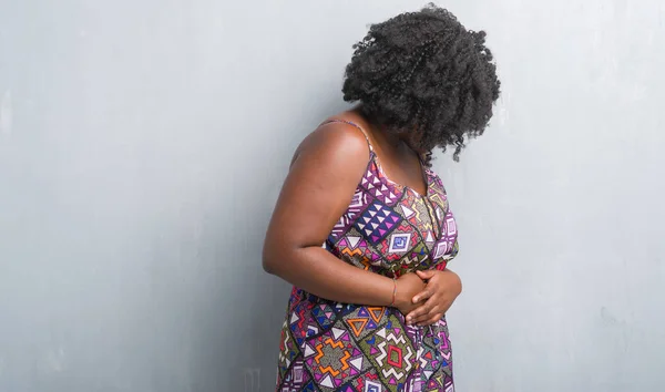 Молодая Африканская Американка Через Серую Гранж Стену Носит Красочное Платье — стоковое фото