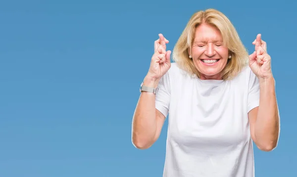 Mujer Rubia Mediana Edad Sobre Fondo Aislado Sonriendo Cruzando Los —  Fotos de Stock