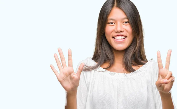 Jonge Aziatische Vrouw Geïsoleerde Achtergrond Tonen Met Vingers Nummer Zeven — Stockfoto