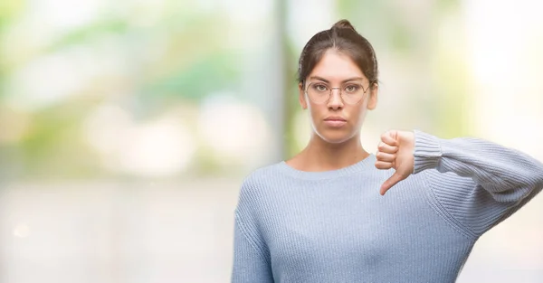 Joven Mujer Hispana Hermosa Usando Moño Con Cara Enojada Signo — Foto de Stock