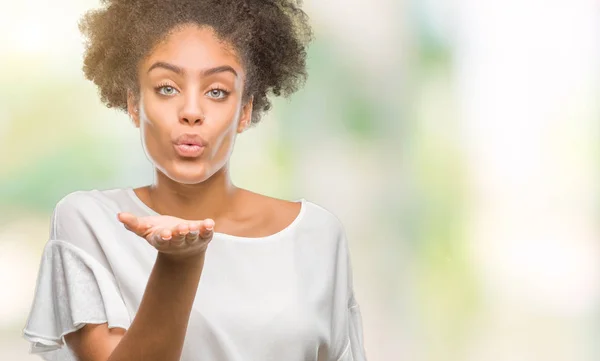 Jovem Afro Americana Sobre Fundo Isolado Olhando Para Câmera Soprando — Fotografia de Stock