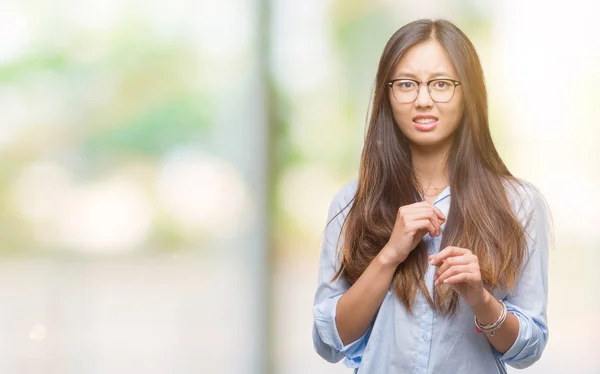 年轻的亚洲女商人戴眼镜在孤立的背景厌恶的表情 不满和害怕做厌恶的脸 因为厌恶的反应 举起手来 令人讨厌的概念 — 图库照片