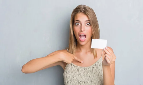 Beautiful Young Woman Grunge Grey Wall Holding Blank Visit Card — Stock Photo, Image