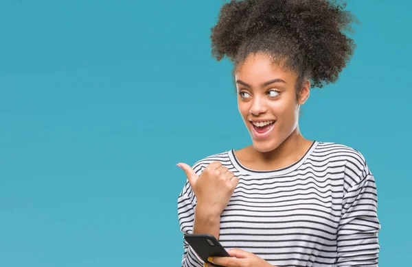 Jeune Afro Américaine Femme Textos Aide Smartphone Sur Fond Isolé — Photo