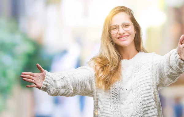 Giovane Bella Donna Bionda Indossa Maglione Invernale Occhiali Sole Sfondo — Foto Stock