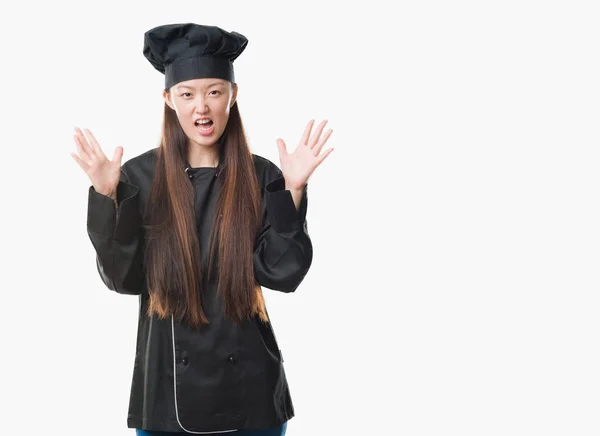 Joven Mujer China Sobre Fondo Aislado Vistiendo Uniforme Chef Loco — Foto de Stock