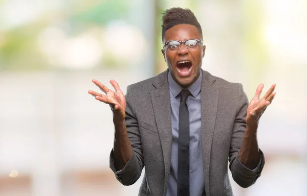 Joven Hombre Negocios Afroamericano Sobre Fondo Aislado Celebrando Loco Sorprendido —  Fotos de Stock