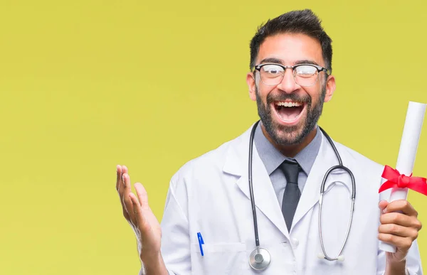 Yetişkin Spanyol Doktor Adam Derecesi Holding Büyük Gülümseme Ile Çığlık — Stok fotoğraf