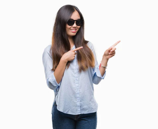 Joven Mujer Asiática Sonriendo Señalando Lado — Foto de Stock