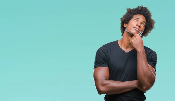 Afro Amerikaanse Man Geïsoleerde Achtergrond Met Hand Kin Denken Vraag — Stockfoto