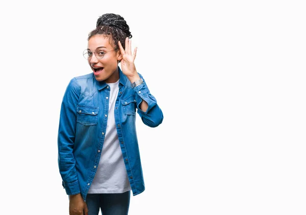 Joven Chica Afroamericana Trenzada Con Gafas Sobre Fondo Aislado Sonriendo — Foto de Stock