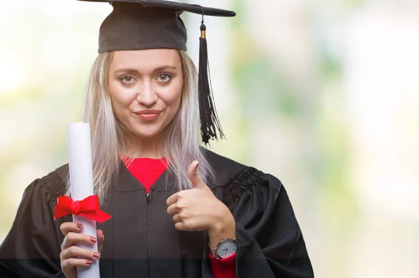 Mujer Rubia Joven Con Uniforme Graduado Sosteniendo Grado Sobre Fondo —  Fotos de Stock