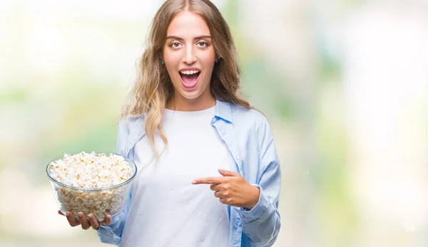 Mooie Jonge Blonde Vrouw Popcorn Eten Geïsoleerde Achtergrond Erg Blij — Stockfoto