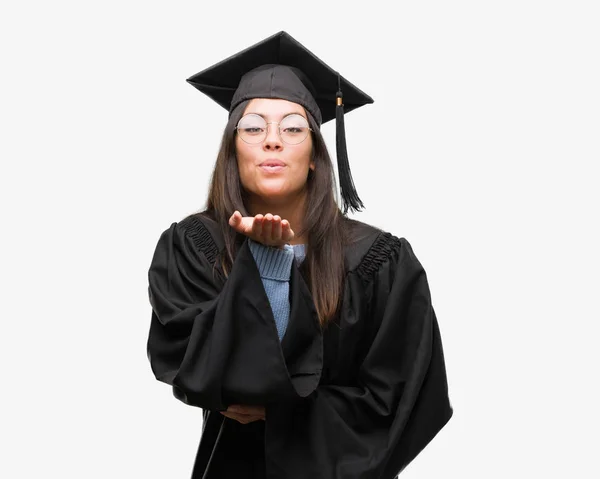 Giovane Donna Ispanica Indossa Cappello Graduato Uniforme Guardando Fotocamera Soffiando — Foto Stock