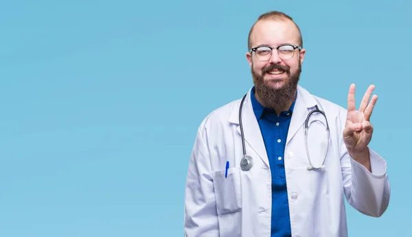 Jovem Homem Médico Caucasiano Vestindo Casaco Branco Médico Sobre Fundo — Fotografia de Stock