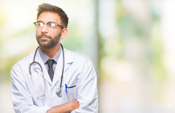 Adulto Hispânico Médico Homem Sobre Isolado Fundo Sorrindo Olhando Lado — Fotografia de Stock