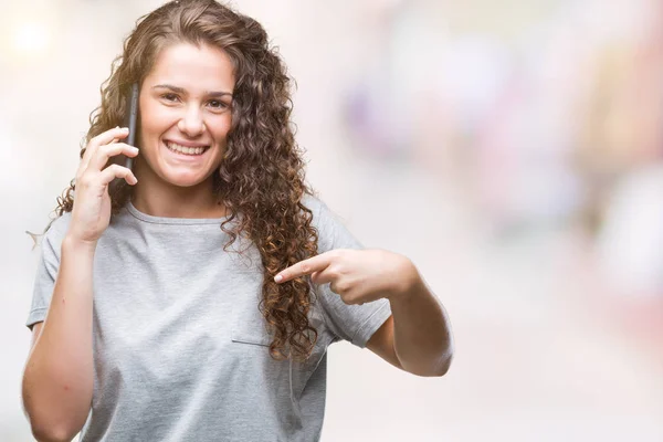 Junges Brünettes Mädchen Spricht Auf Smartphone Über Isolierten Hintergrund Mit — Stockfoto